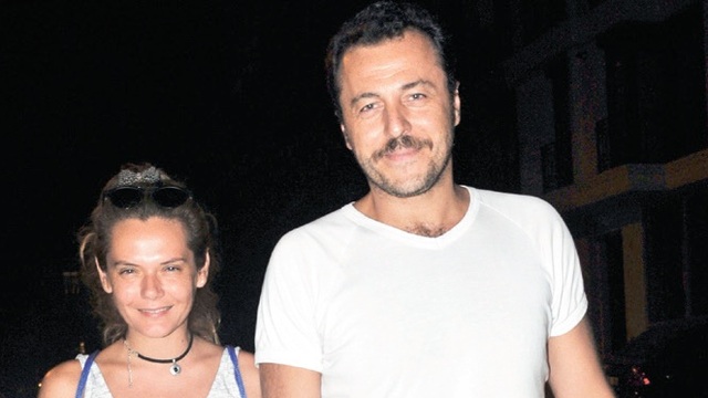 Liseli âşıklar gibi el ele yürüyüş