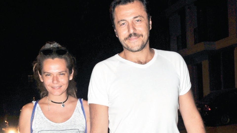 Liseli âşıklar gibi el ele yürüyüş