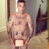 Robbie Williams'tan çıplak poz