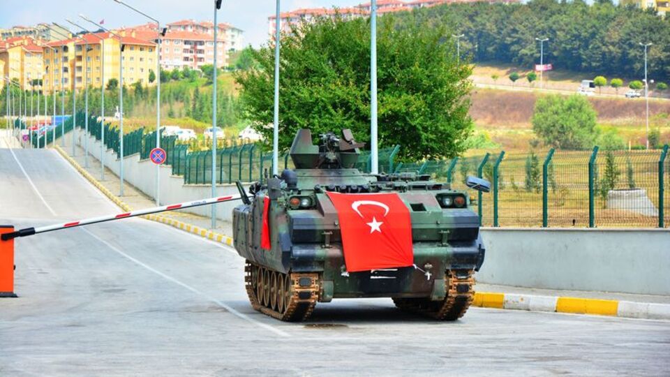 O tank valilik kapısında
