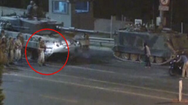 Kurşun yağmurunda darbeci askerlere direnen kadın kamerada!