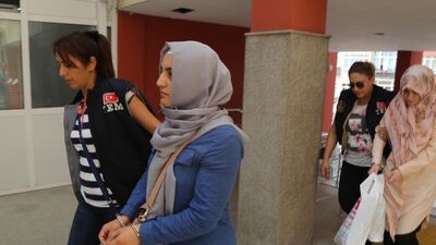 FETÖ elebaşı Gülen'in akrabası "abla" evleri boşaltırken yakalandı!