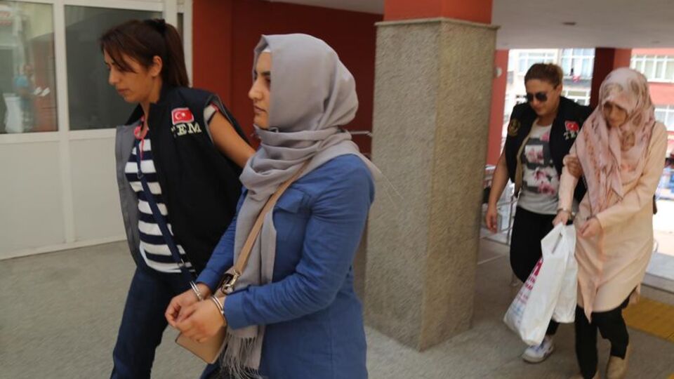 FETÖ elebaşı Gülen'in akrabası "abla" evleri boşaltırken yakalandı!