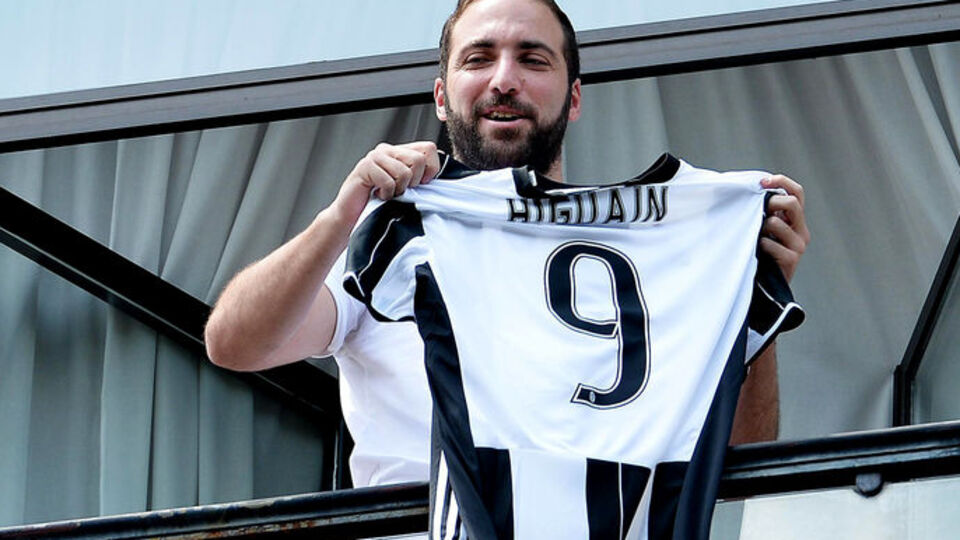 Juventus, Higuain'i basına tanıttı