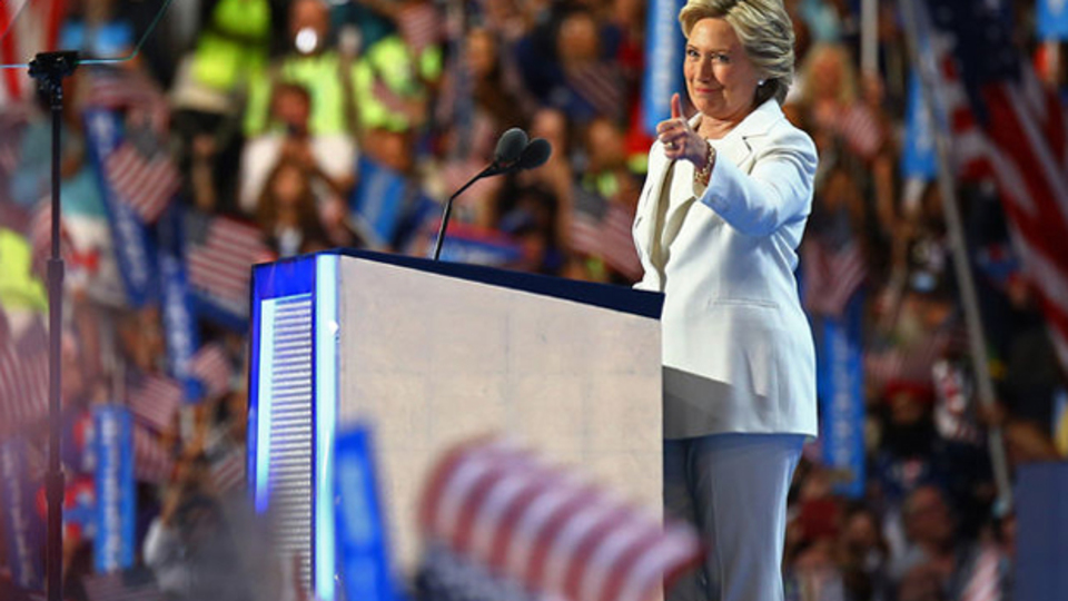 Clinton Trump'a yüklendi, Obama'yı övdü