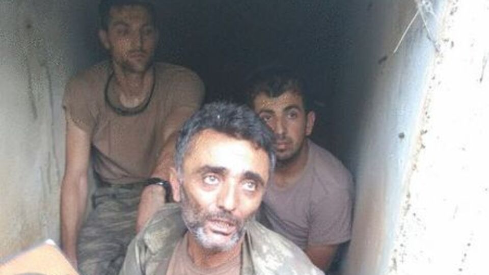 FETÖ'nün hain imamı gizlendiği delikten böyle çıkarılmış