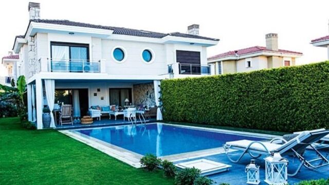 Alaçatı'daki lüks evinin kapılarını açtı