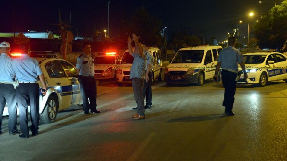 Ceza yazan polisi 'Hepiniz FETÖ'cüsünüz' diyerek yumrukladı!