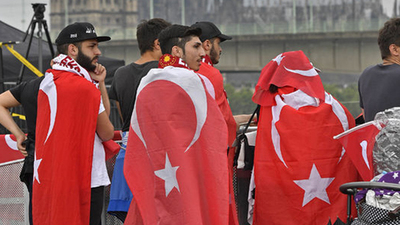 Avrupalı Türkler Köln meydanını doldurdu!