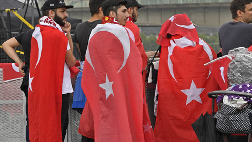 Avrupalı Türkler Köln meydanını doldurdu!