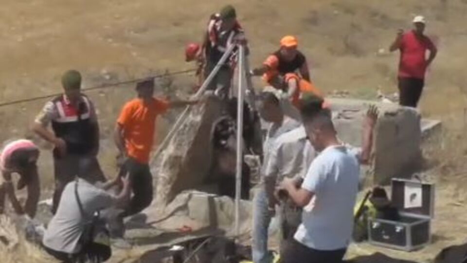 Aynayla su kuyusuna bakınca dehşete kapıldı