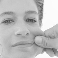 Yanaktan makas aldırdı