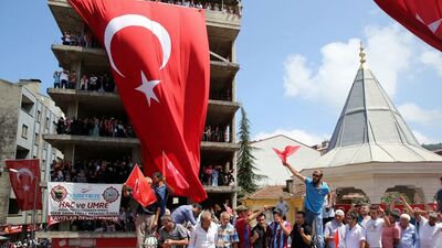 Camiye sığmadılar, binalara çıktılar