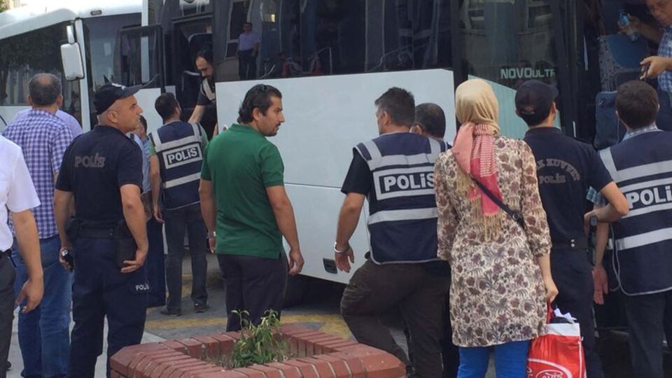 Ünlü kuruyemişçi FETÖ'den tutuklandı