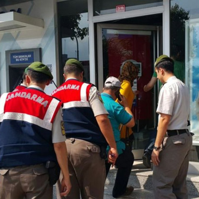Jandarma ekipleri Bank Asya'ya girdi