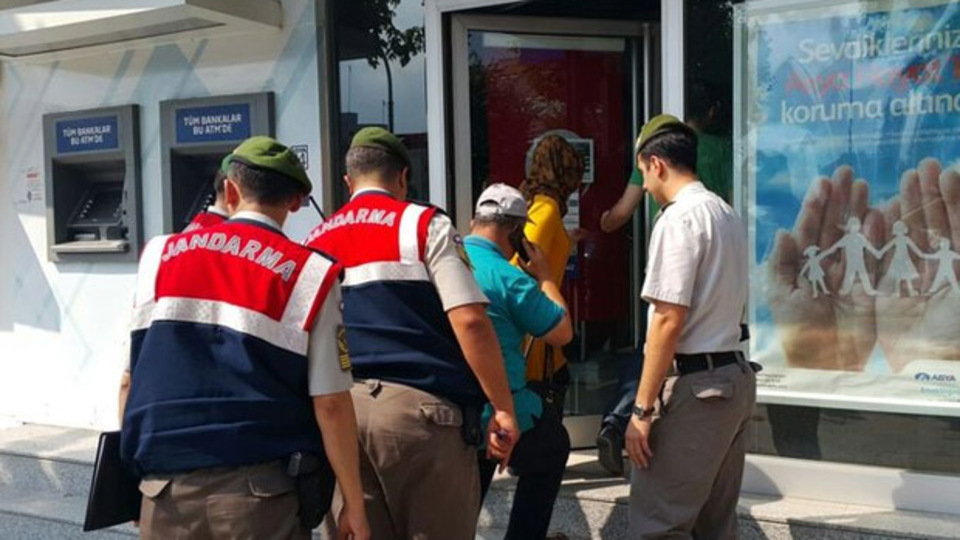 Jandarma ekipleri Bank Asya'ya girdi