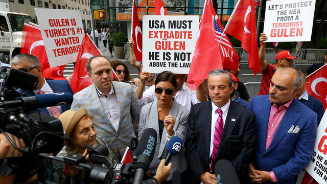 Darbe girişiminde asılsız haber yapan NBC protesto edildi