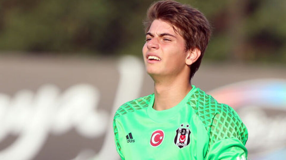 Oğlunu izledi