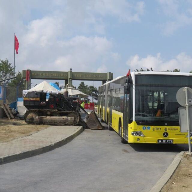 Kışla kapısındaki araçlar çekiliyor