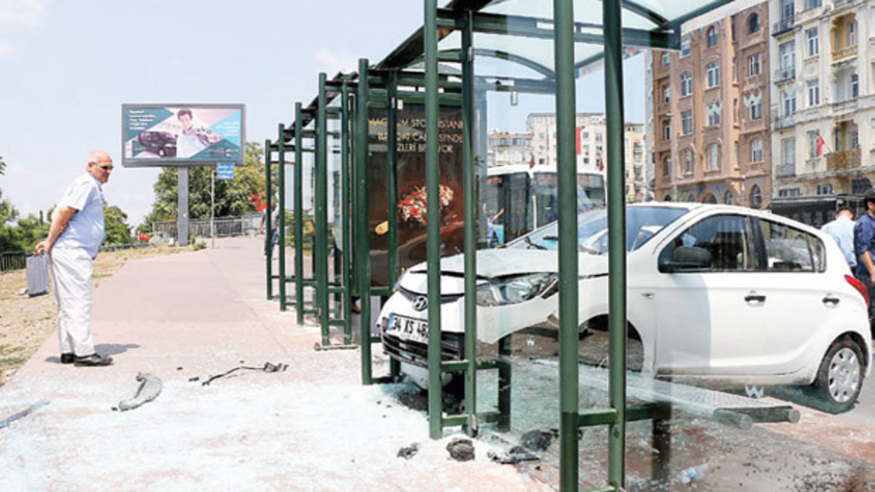 Yorgun sürücü durağa daldı