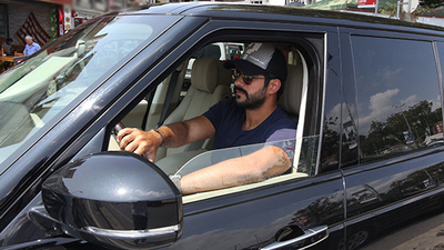 Burak Özçivit aşkını plakaya yazdı