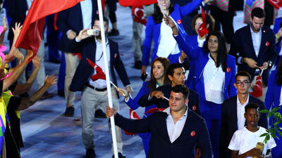 Türk bayrağını Rıza Kayaalp taşıdı