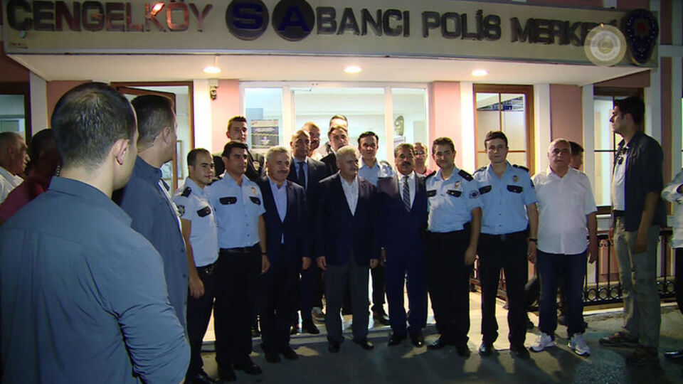 Başbakan, darbecilerin hedefi olan karakolu ziyaret etti