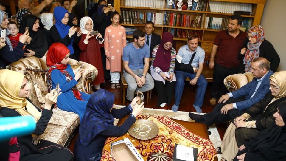 Cumhurbaşkanı Erdoğan 15 Temmuz şehidinin ailesini ziyaret etti, Kuran okudu