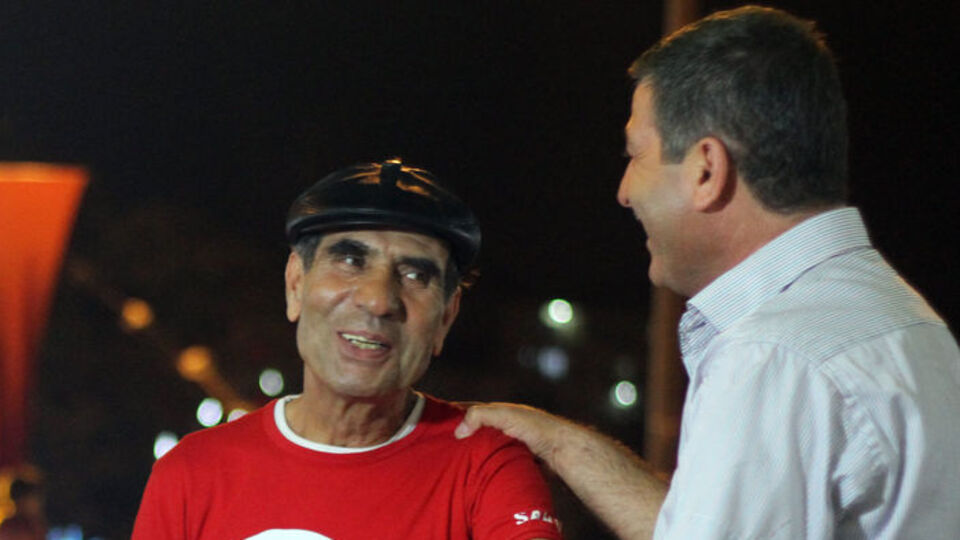 45 yıldır şapkasız gören olmadı