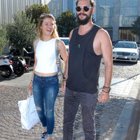 Çiçeği burnunda çift alışverişte