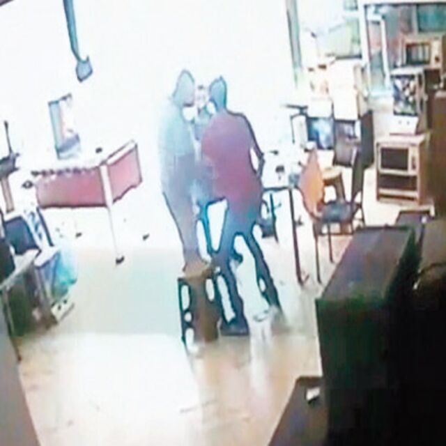 Önce dövdü sonra, kırık cam bardağını sapladı