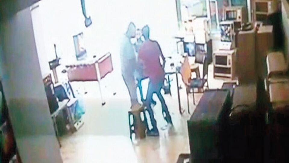 Önce dövdü sonra, kırık cam bardağını sapladı