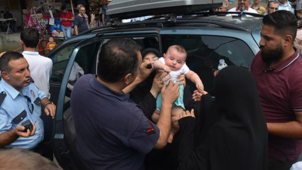 Bebeği içeride mahsur kaldı baba aracına kıyamadı!