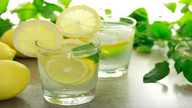 Limonlu su deyip geçmeyin! Faydası çok...
