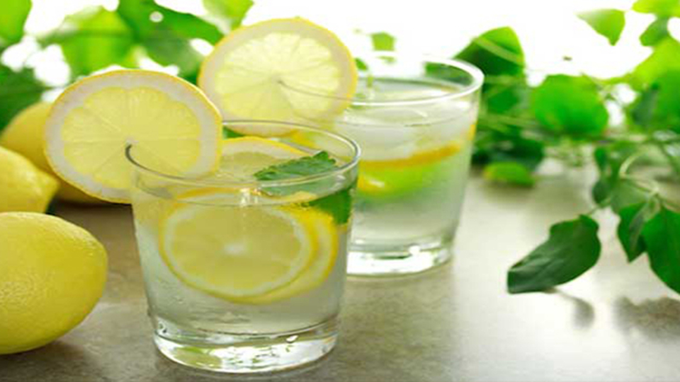 Limonlu su deyip geçmeyin! Faydası çok...