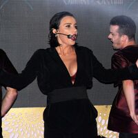 Gülşen hamile tulumuyla sahnede