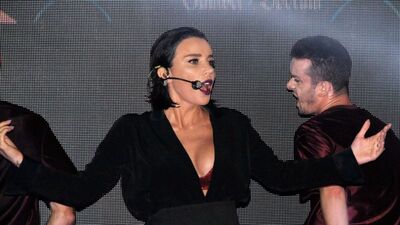 Gülşen hamile tulumuyla sahnede