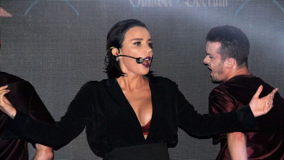 Gülşen hamile tulumuyla sahnede