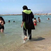 Fransa'da plaj ve havuzlarda tesettür mayosu yasağı