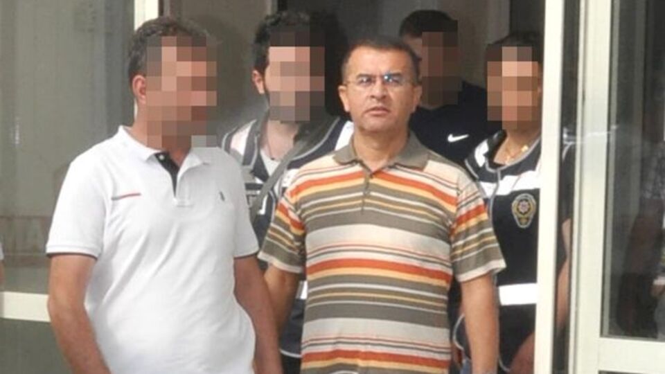 Polis müdürü dolarları balkondan atmış