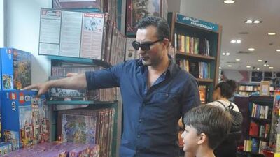 "Bayrağı yanından hiç ayırmıyor"