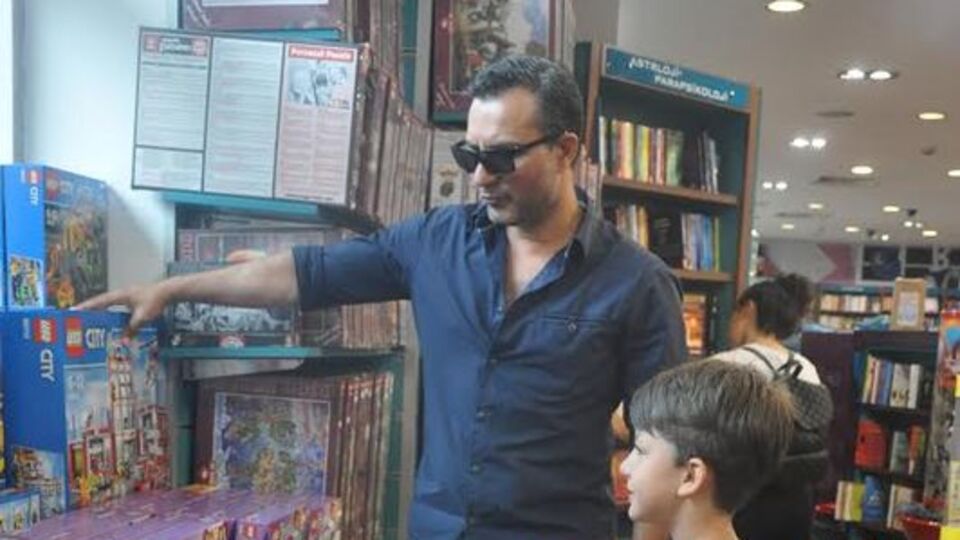 "Bayrağı yanından hiç ayırmıyor"