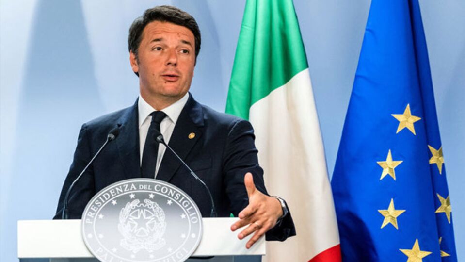 Renzi, muhalif gazetecileri kovmakla suçlandı