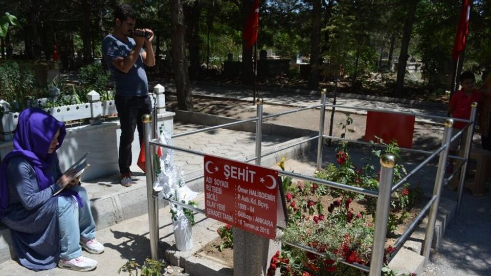 Mezarı ziyaretçi akınına uğruyor! 100 bin kişi geldi