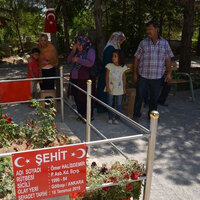 Mezarı ziyaretçi akınına uğruyor! 100 bin kişi geldi