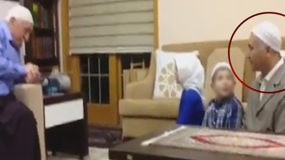 FETÖ'nün önünde diz çökmüş görüntüsü çıktı!