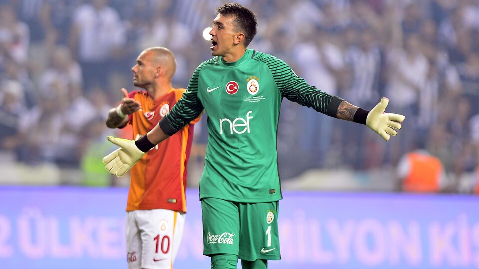 Muslera çıldırdı! Tekmeledi...