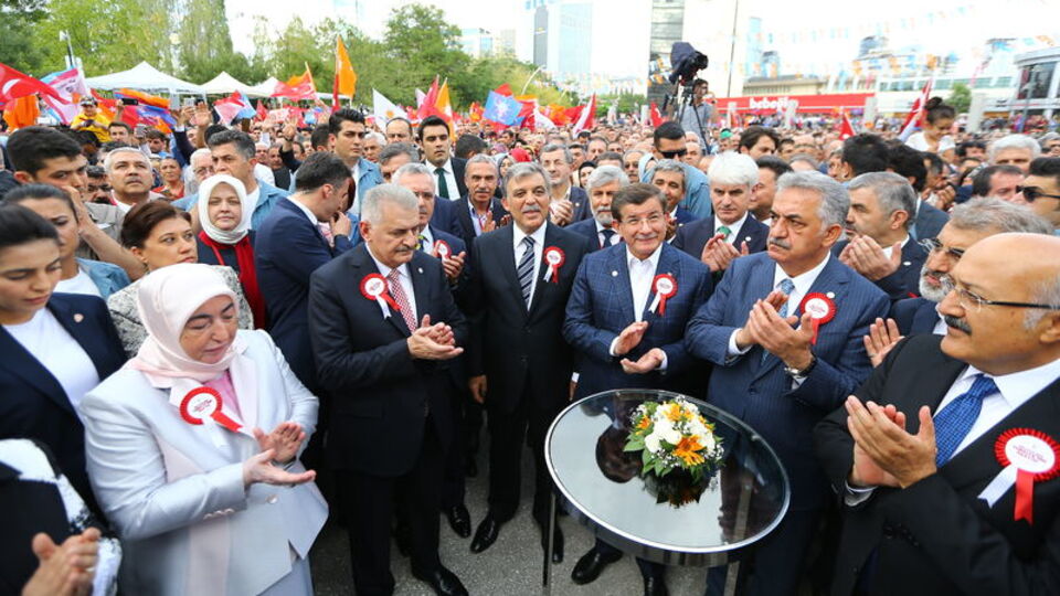 AK Parti 15 yaşında! Gül ve Davutoğlu da kürsüye çıktı