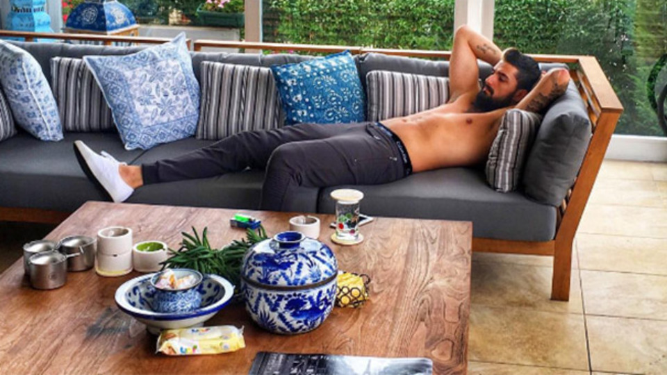 İdo aşk acısıyla eve kapandı!