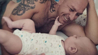 Bebeklerinin yüzünü gösterdi